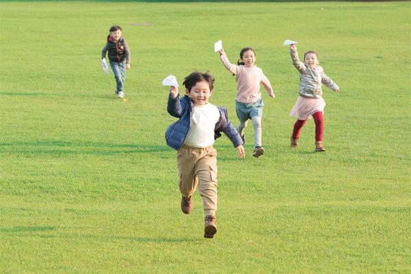 6.1长腿鹿 儿童节摄图网_501125706_草地上玩纸飞机的孩子们（企业商用）.jpg