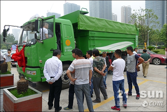 华菱新型渣土车推向市场以来，深受用户好评